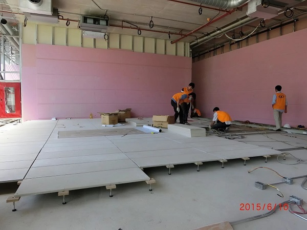 Kỹ thuật viên kiểm tra và siết lại đai ốc chân đế để chống rung